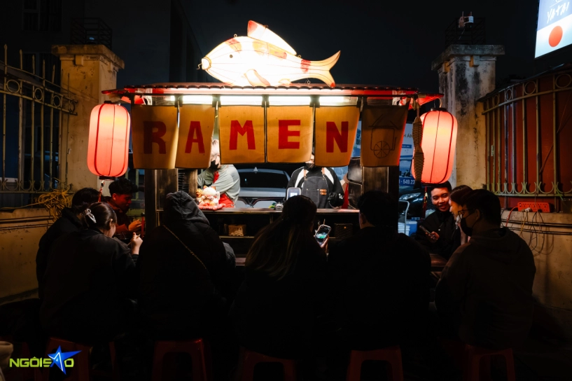 Xếp hàng giữa trời rét 13 độ để thưởng thức mì ramen vỉa hè hồ tây - 2
