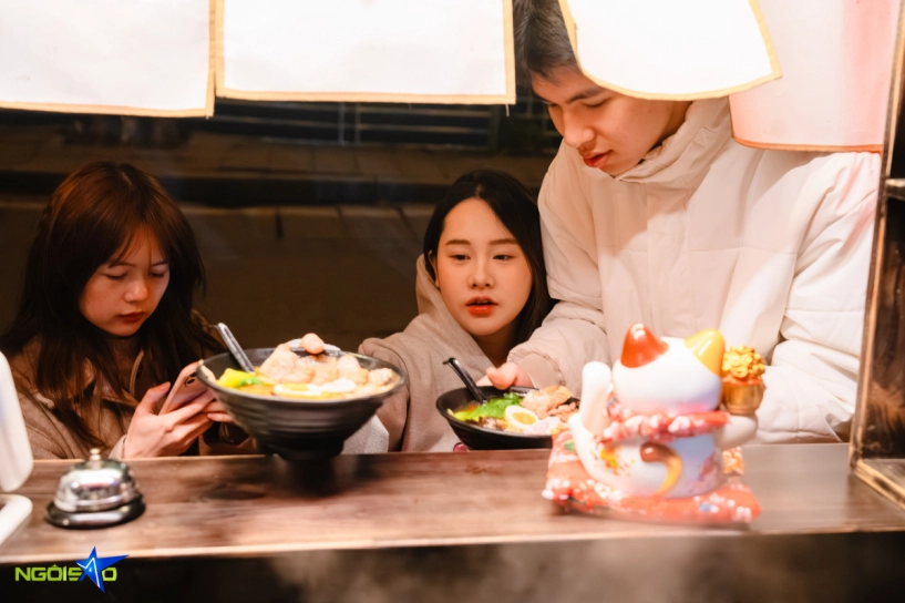 Xếp hàng giữa trời rét 13 độ để thưởng thức mì ramen vỉa hè hồ tây - 3