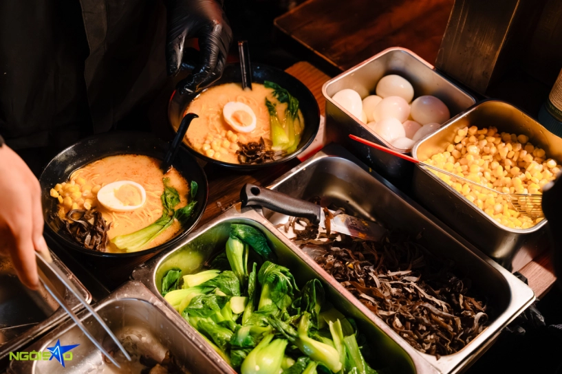 Xếp hàng giữa trời rét 13 độ để thưởng thức mì ramen vỉa hè hồ tây - 4