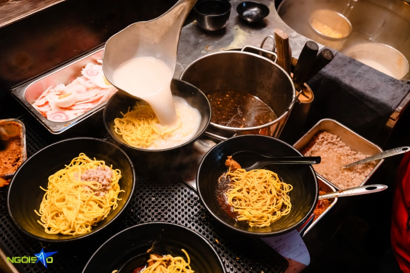 Xếp hàng giữa trời rét 13 độ để thưởng thức mì ramen vỉa hè hồ tây - 7