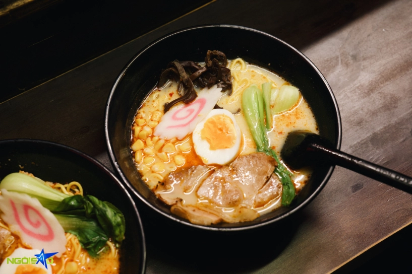 Xếp hàng giữa trời rét 13 độ để thưởng thức mì ramen vỉa hè hồ tây - 8