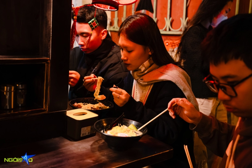 Xếp hàng giữa trời rét 13 độ để thưởng thức mì ramen vỉa hè hồ tây - 9