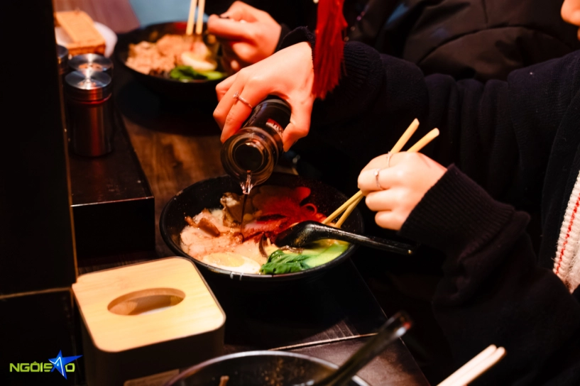 Xếp hàng giữa trời rét 13 độ để thưởng thức mì ramen vỉa hè hồ tây - 10