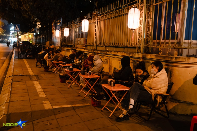 Xếp hàng giữa trời rét 13 độ để thưởng thức mì ramen vỉa hè hồ tây - 11