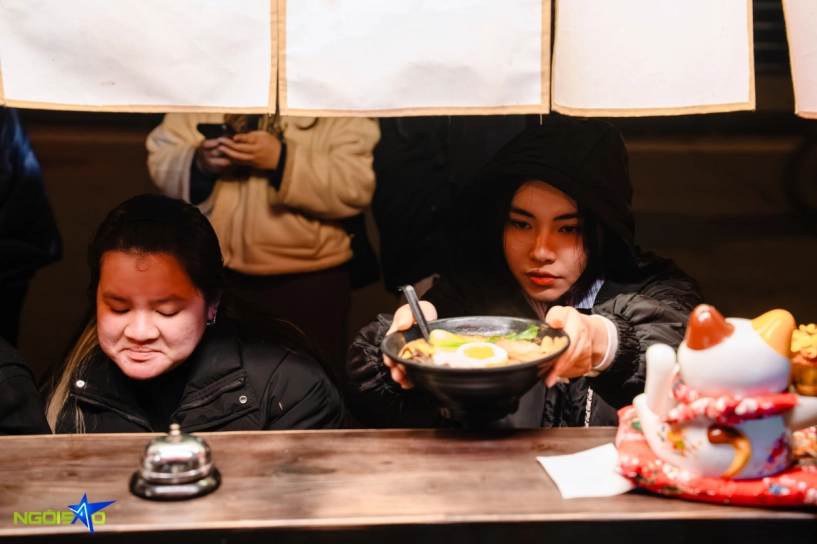 Xếp hàng giữa trời rét 13 độ để thưởng thức mì ramen vỉa hè hồ tây - 12