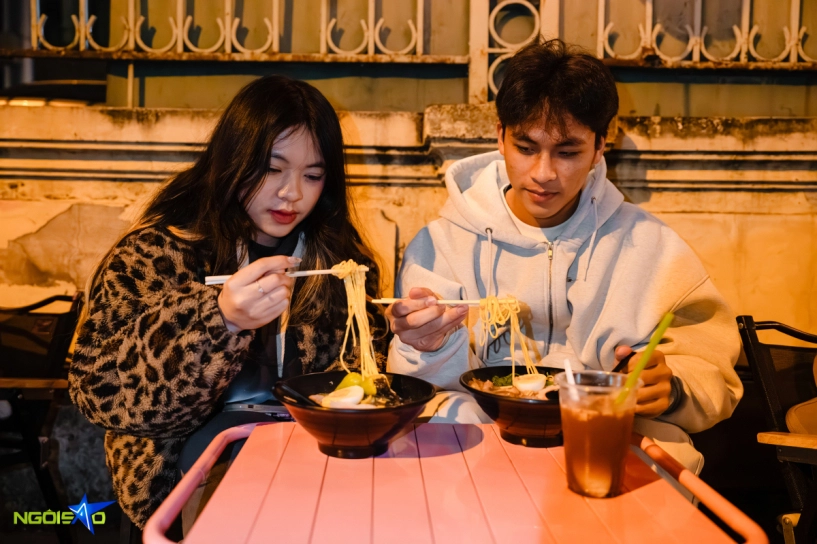 Xếp hàng giữa trời rét 13 độ để thưởng thức mì ramen vỉa hè hồ tây - 13
