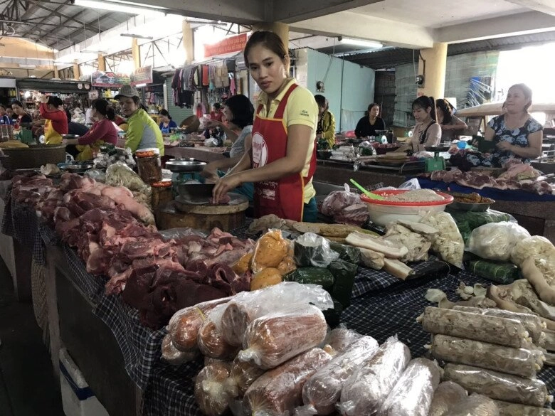 Xứ huế có khu chợ tuổi đời gần 200 năm xưa chỉ là chợ bình thường nay nổi tiếng nhờ bán một loại đồ siêu rẻ - 1