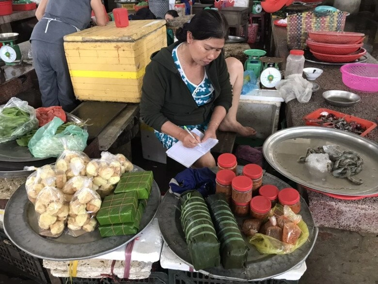 Xứ huế có khu chợ tuổi đời gần 200 năm xưa chỉ là chợ bình thường nay nổi tiếng nhờ bán một loại đồ siêu rẻ - 4