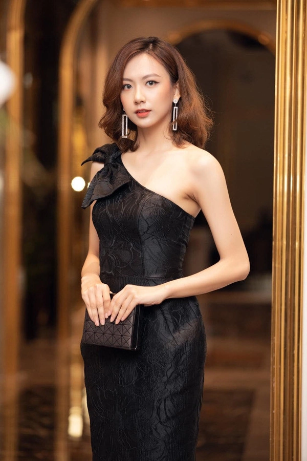 Xuất hiện bản sao của hoa hậu việt cao 1m86 có gương mặt sắc lạnh 3 vòng đẹp như vẽ - 1