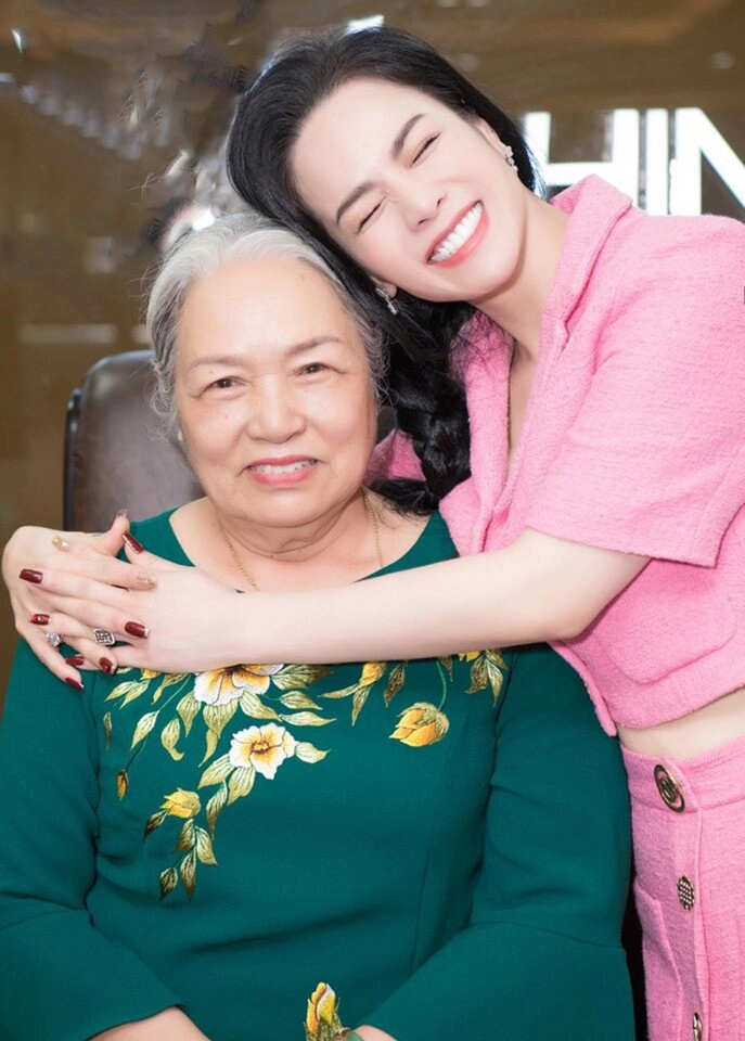 Xúc động cảnh nhật kim anh bật khóc ôm chân mẹ trong dịp vu lan nuôi được 2 con đều nhờ công đấng sinh thành - 4