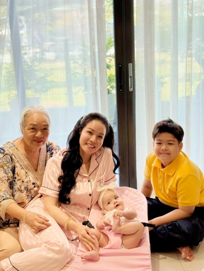 Xúc động cảnh nhật kim anh bật khóc ôm chân mẹ trong dịp vu lan nuôi được 2 con đều nhờ công đấng sinh thành - 5