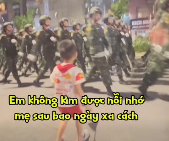 Xúc động khoảnh khắc em bé hà nội chạy theo mẹ đang hợp luyện diễu binh a80 người thân nói 8tháng rồi con chưa được gặp mẹ - 1