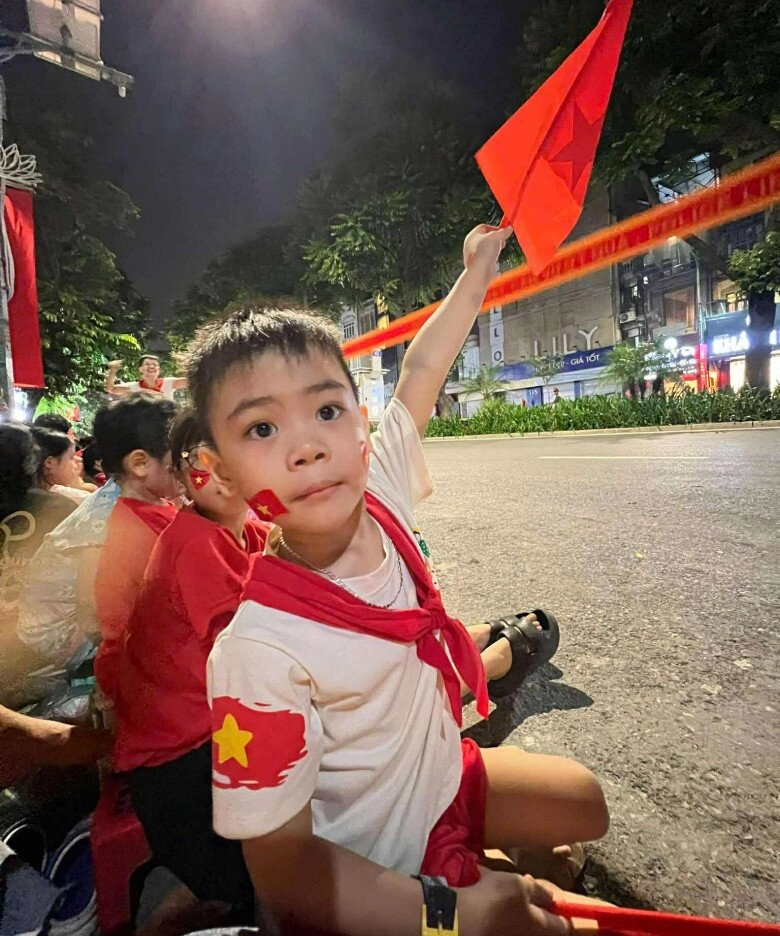 Xúc động khoảnh khắc em bé hà nội chạy theo mẹ đang hợp luyện diễu binh a80 người thân nói 8tháng rồi con chưa được gặp mẹ - 2