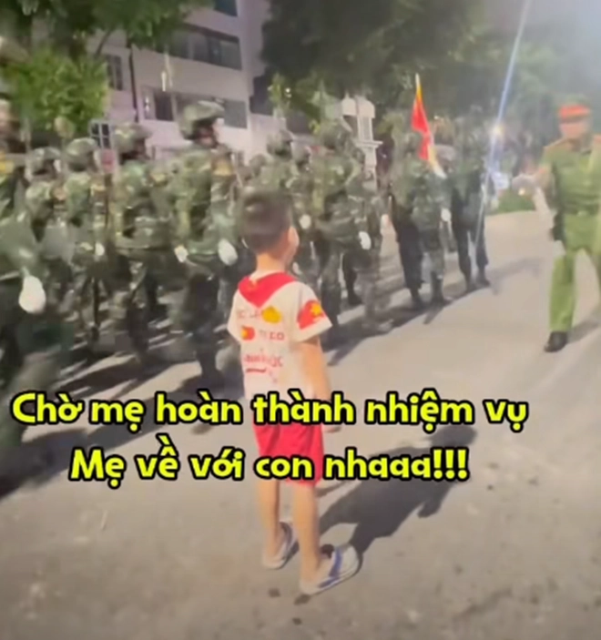 Xúc động khoảnh khắc em bé hà nội chạy theo mẹ đang hợp luyện diễu binh a80 người thân nói 8tháng rồi con chưa được gặp mẹ - 7