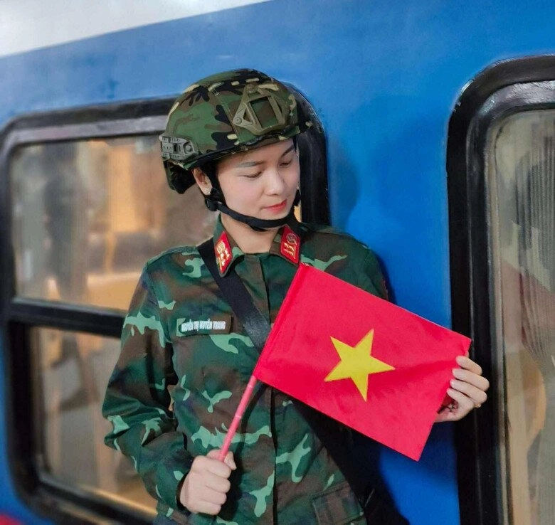 Xúc động khoảnh khắc em bé hà nội chạy theo mẹ đang hợp luyện diễu binh a80 người thân nói 8tháng rồi con chưa được gặp mẹ - 10