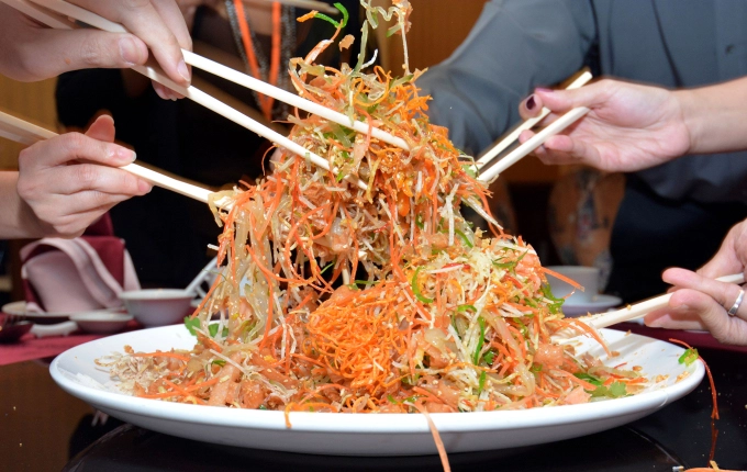 Yusheng - món ăn ngày tết càng xới tung càng giàu có - 3
