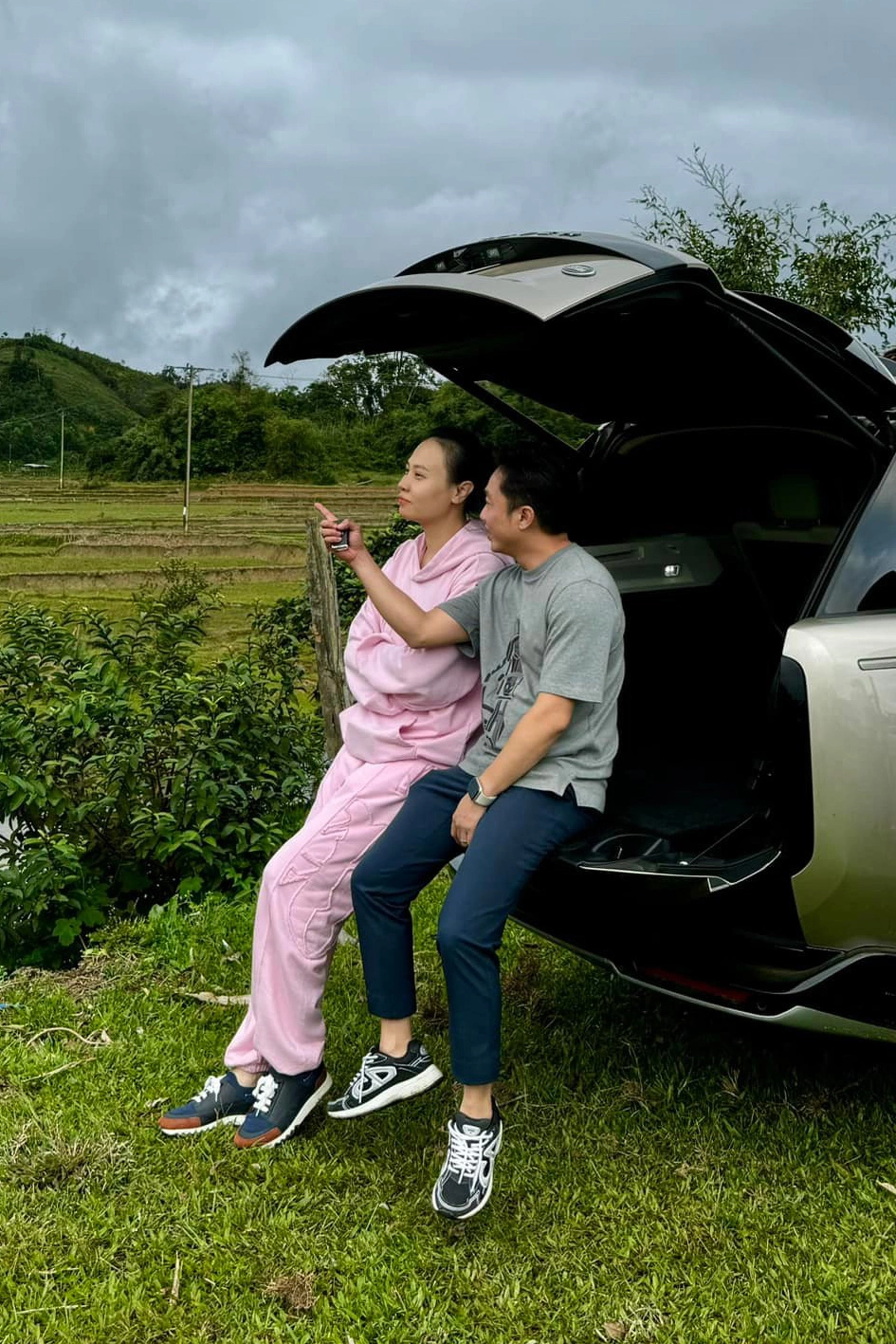 3 nàng dâu hào môn khéo chọn giày khi sánh đôi bên chồng một mỹ nhân đi dép lê mà được khen hết lời - 23