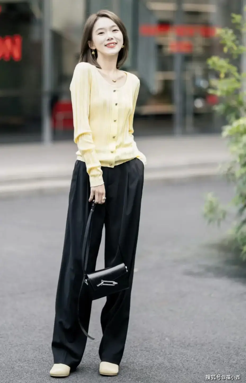 5 kiểu áo quốc dân của mùa thu hợp mọi dáng người phối với quần ống rộng hay váy ngắn đều chuẩn đẹp - 1