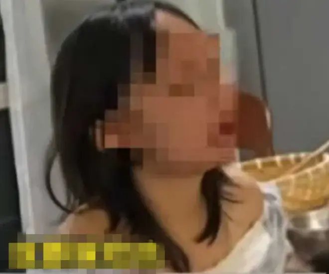 9x đòi cưới bạn trai kém 6 tuổi bắt mẹ quỳ gối xin lỗi người mình yêu vì một chuyện - 1