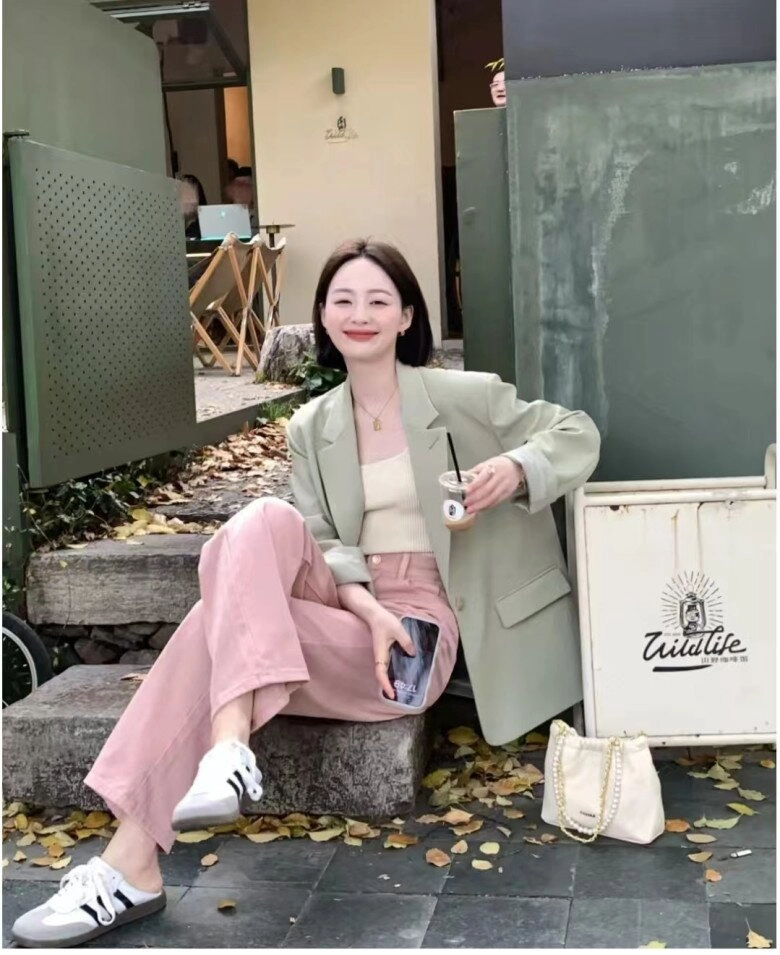 Ai còn mặc đồ đen trắng vào mùa thu đông 2025 người có gu đều thích 6 combo sắc màu cứ phối cùng nhau cực sang lại sáng da - 4