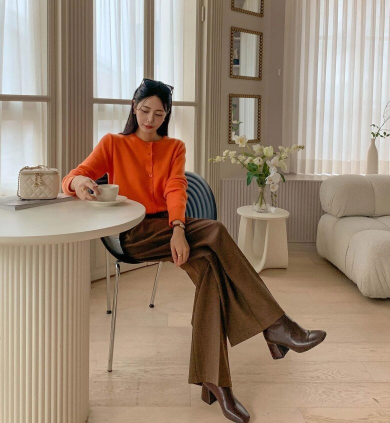 Ai còn mặc đồ đen trắng vào mùa thu đông 2025 người có gu đều thích 6 combo sắc màu cứ phối cùng nhau cực sang lại sáng da - 5