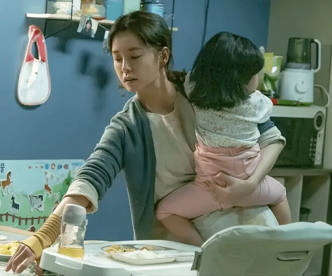 Anh trai chồng ly hôn nhờ tôi chăm con hộ 10 năm sau mẹ chồng tiết lộ một bí mật động trời - 1