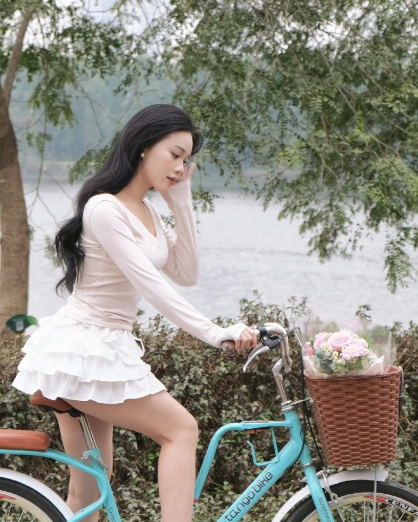 Bạn gái tiền đạo tuyển việt nam tung ảnh bikini đốt mắt - 7