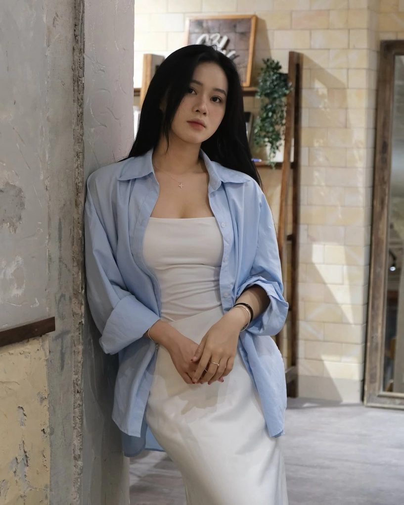 Bạn gái tiền đạo tuyển việt nam tung ảnh bikini đốt mắt - 8