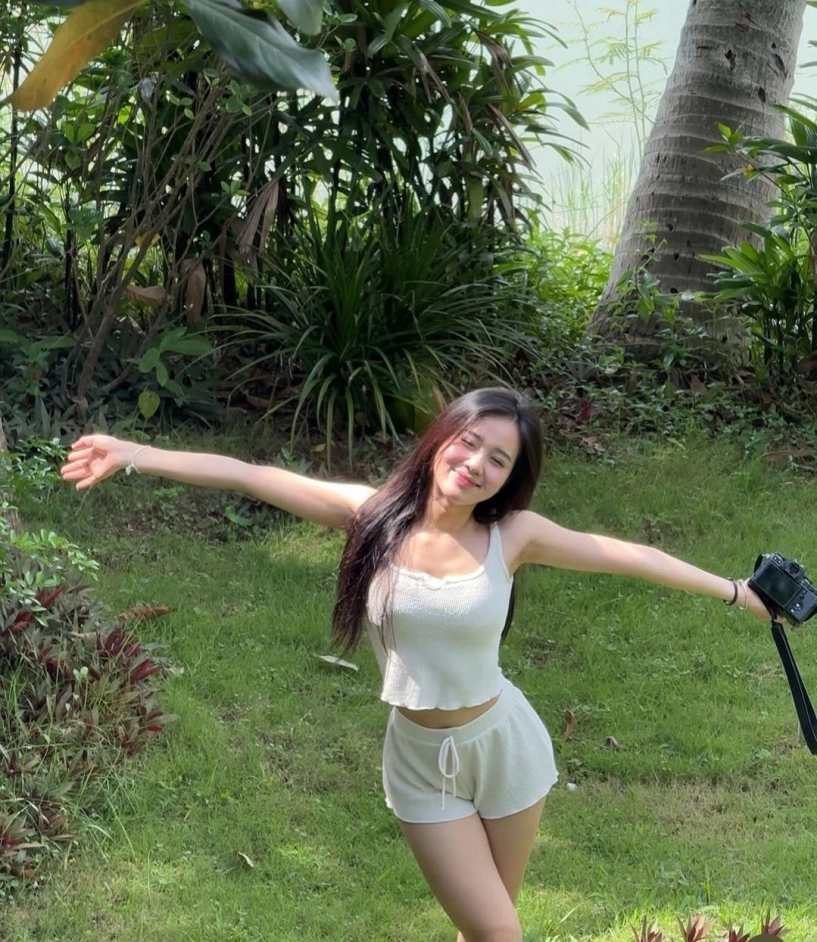 Bạn gái tiền đạo tuyển việt nam tung ảnh bikini đốt mắt - 10