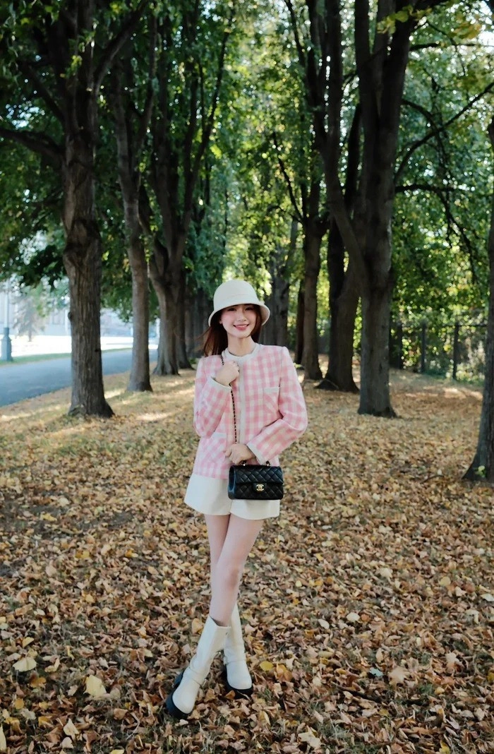 Bạn thân cầu thủ văn toàn diện mẫu váy ngắn cũn gây sốt vì body quá nuột nà - 1