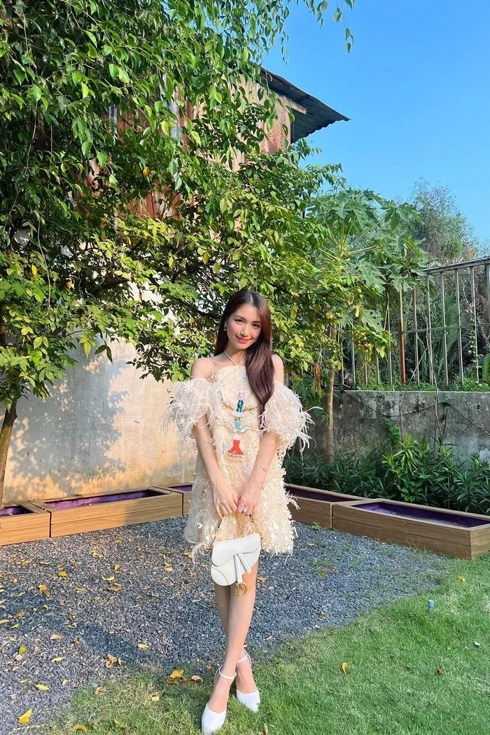 Bạn thân cầu thủ văn toàn diện mẫu váy ngắn cũn gây sốt vì body quá nuột nà - 2