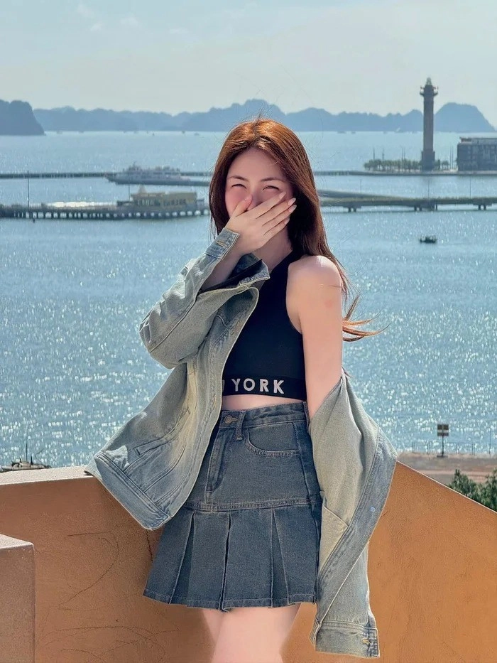 Bạn thân cầu thủ văn toàn diện mẫu váy ngắn cũn gây sốt vì body quá nuột nà - 3