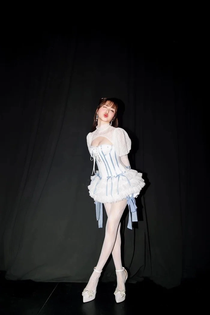 Bạn thân cầu thủ văn toàn diện mẫu váy ngắn cũn gây sốt vì body quá nuột nà - 4