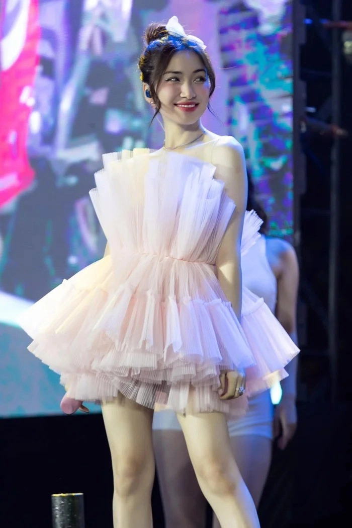 Bạn thân cầu thủ văn toàn diện mẫu váy ngắn cũn gây sốt vì body quá nuột nà - 6