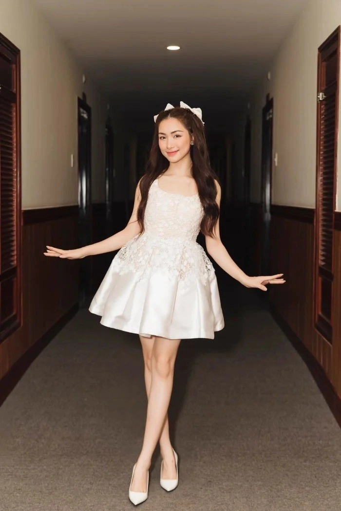 Bạn thân cầu thủ văn toàn diện mẫu váy ngắn cũn gây sốt vì body quá nuột nà - 7