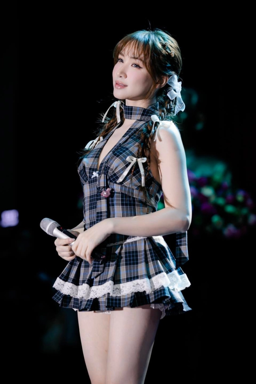 Bạn thân cầu thủ văn toàn diện mẫu váy ngắn cũn gây sốt vì body quá nuột nà - 8