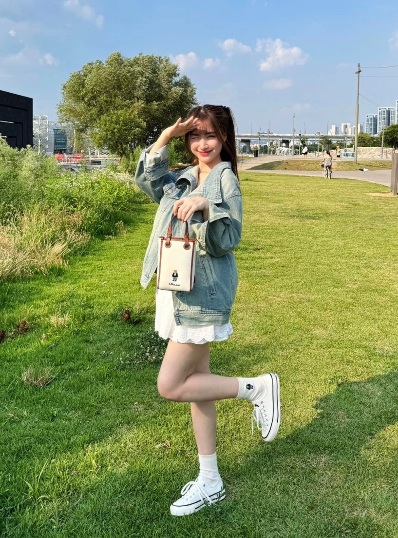 Bạn thân cầu thủ văn toàn diện mẫu váy ngắn cũn gây sốt vì body quá nuột nà - 10