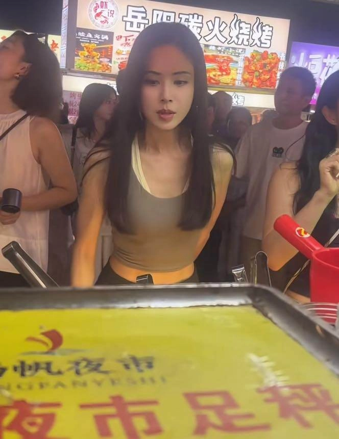 Bắt gặp nàng tiểu long nữ u60 đi dạo chợ đêm diện mạo như em gái 18 tuổi khiến cư dân mạng ngỡ ngàng - 2