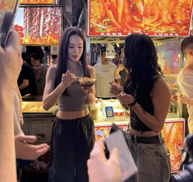 Bắt gặp nàng tiểu long nữ u60 đi dạo chợ đêm diện mạo như em gái 18 tuổi khiến cư dân mạng ngỡ ngàng - 3