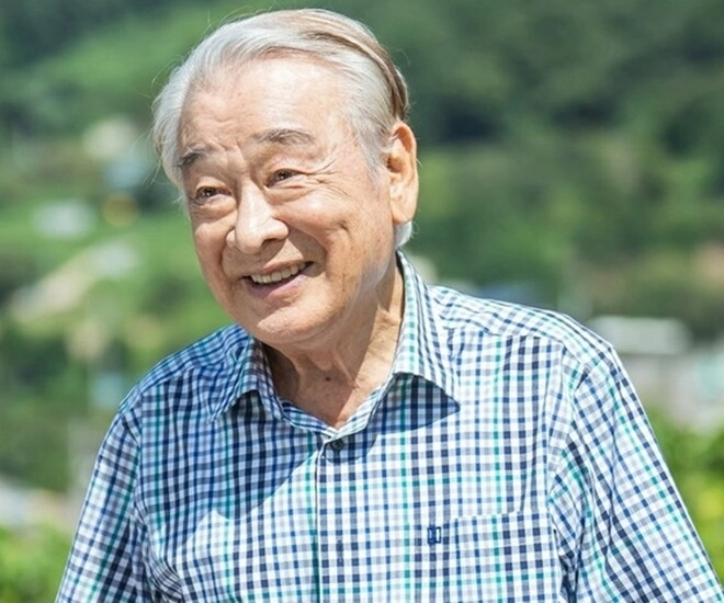 Bị con dâu mời về quê trước khi đi cháu nội dúi vào tay tờ giấy ghi 4 từ khiến tôi tái mặt - 1