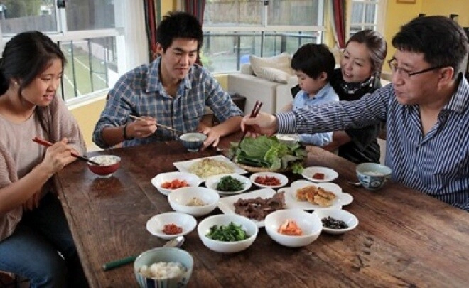 Biếu bố mẹ chồng hộp bánh trung thu rẻ tiền hôm sau cả nhà chồng liền kéo đến nhà tôi cho 200 triệu - 2