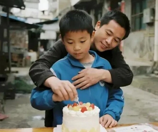 Bố dượng làm thợ xây 25 năm nuôi tôi học tiến sĩ thầy giáo sững sờ khi thấy ông tại lễ tốt nghiệp - 1