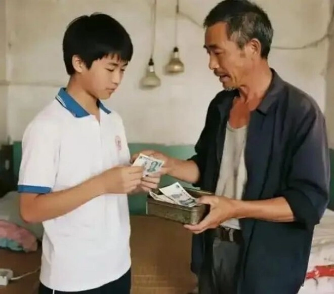 Bố dượng làm thợ xây 25 năm nuôi tôi học tiến sĩ thầy giáo sững sờ khi thấy ông tại lễ tốt nghiệp - 2