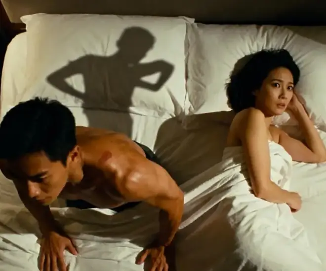 Buổi tối đang thân mật với vợ cô ấy bỗng ghé tai thì thầm 1 câu khiến tôi sửng sốt - 1