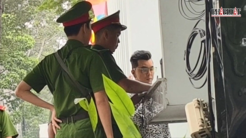 Ca sĩ ưng hoàng phúc nhóm ngũ hổ tướng xuất hiện tại trụ sở công an tphcm - 1