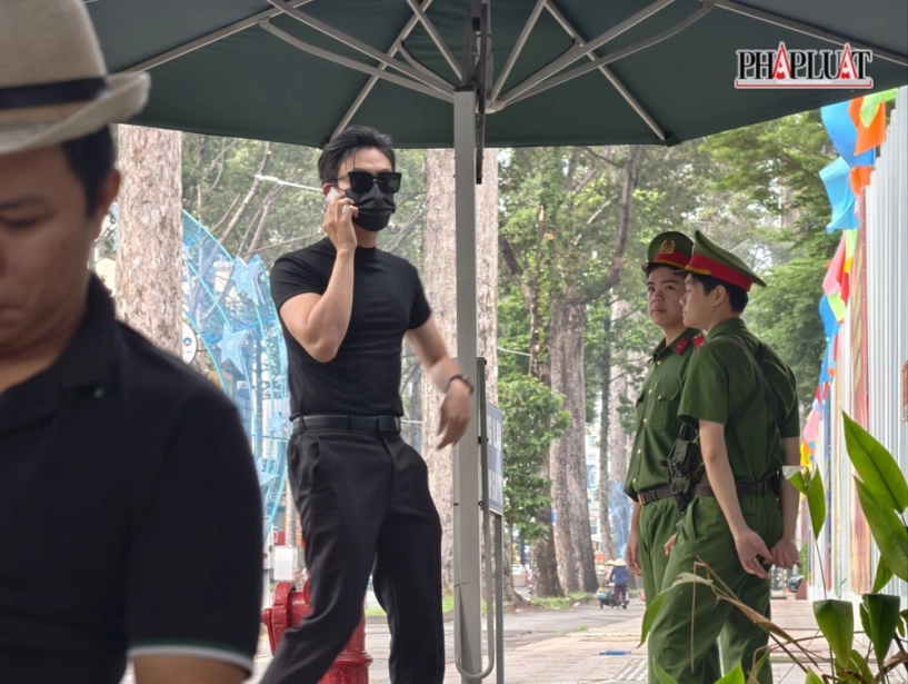 Ca sĩ ưng hoàng phúc nhóm ngũ hổ tướng xuất hiện tại trụ sở công an tphcm - 2