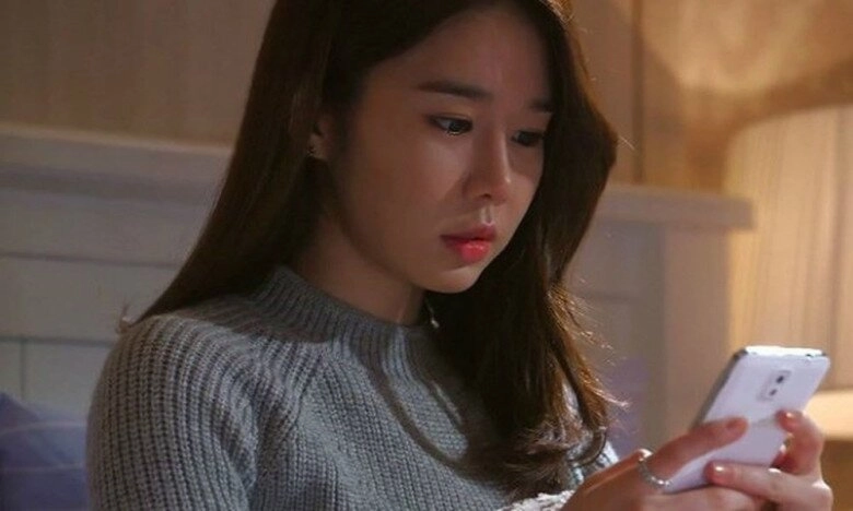 Cầm nhầm điện thoại chồng trên đường đi làm bỗng nhận cuộc gọi từ mẹ chồng tôi ly hôn khi bà nói 3 từ - 2