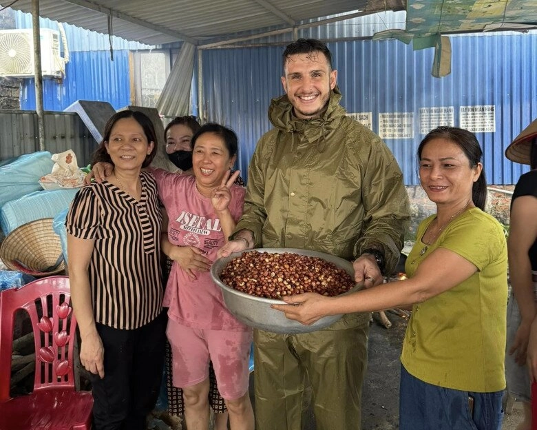 Chàng rể tây nịnh mẹ vợ cực khéo không ngại dầm mình trong nước lũ cùng vợ đi cứu trợ - 1
