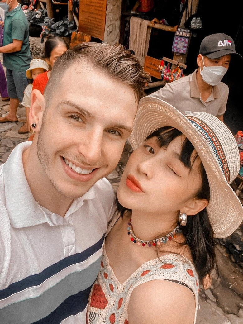 Chàng rể tây nịnh mẹ vợ cực khéo không ngại dầm mình trong nước lũ cùng vợ đi cứu trợ - 4