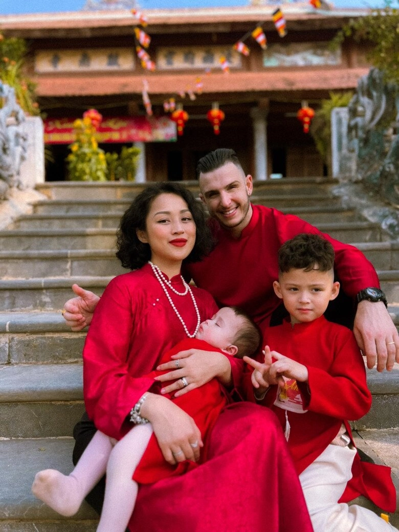 Chàng rể tây nịnh mẹ vợ cực khéo không ngại dầm mình trong nước lũ cùng vợ đi cứu trợ - 7